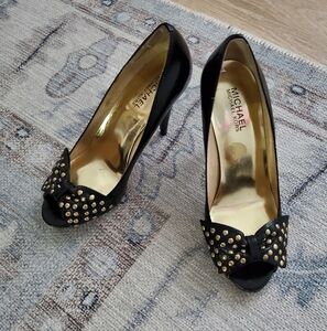 Michael Kors Black Leather Studded Bow Peep Toe Heels Shoes Sz7
